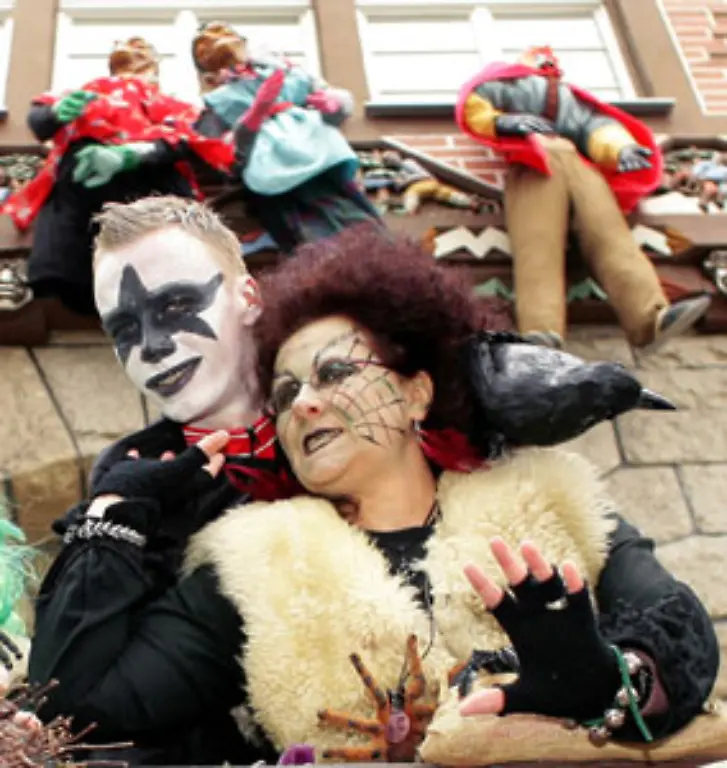 In-der-Walpurgisnacht-sollen-Hexen-einer-Legende-nach-auf-den-Brocken-geritten-sein-um-mit-dem-Teufel-Orgien-zu-feiern-Viele-sehen-in-dem-Fest-die-Vertreibung-des-Winters