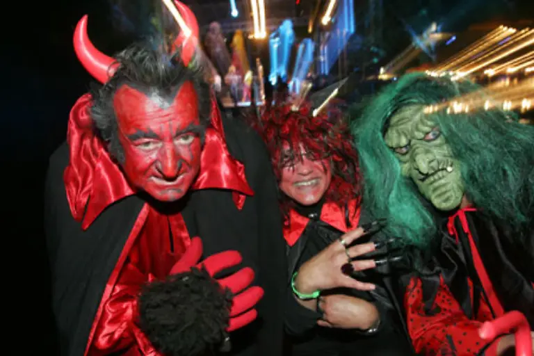 Ueberall-gibt-es-Spielleute-Gaukler-Handwerker-und-mystische-Musik-seit-Jahrhunderten-wird-im-Harz-Walpurgisnacht-gefeiert