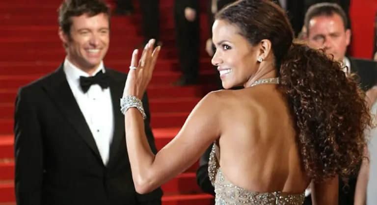 Mit-keiner-Frau-wird-ihm-eine-Affaere-angedichtet-nicht-einmal-mit-Halle-Berry-die-in-einer-frueheren-Folge-X-Men-mitgespielt-hat-Da-sagt-er-nur-Oh-ja-ich-habe-Halle-sehr-vermisst-waehrend-der-Dreharbeiten-schade-dass-wir-keine-Rolle-fuer-sie-hatten