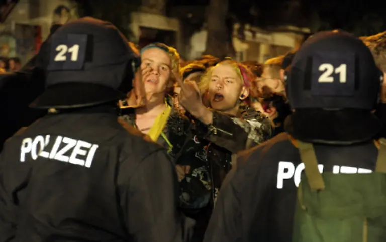 Eine-teils-aggressive-und-betrunkene-Menge-von-rund-250-Personen-steht-der-Polizei-gegenueber