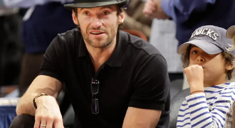 Oh-sie-finden-das-lustig-aber-sie-haben-den-Film-natuerlich-nicht-gesehen-dafuer-sind-sie-noch-zu-klein-ja-und-er-ist-bestimmt-ein-ganz-suesser-Vater-der-sie-auf-Haenden-traegt