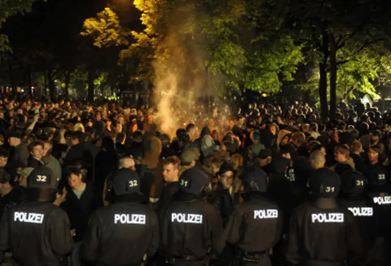 Die-Berliner-Polizei-bietet-in-der-Walpurgisnacht-rund-2000-Einsatzkraefte-auf-rund-um-den-1-Mai-sind-es-insgesamt-etwa-5000-300-mehr-als-im-Vorjahr