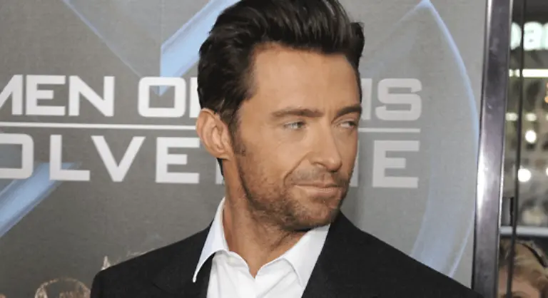 und-mit-ihnen-kleine-Staudaemme-baut-und-sie-zur-Schule-bringt-und-wieder-abholt-und-der-sie-am-Strand-eincremt-und