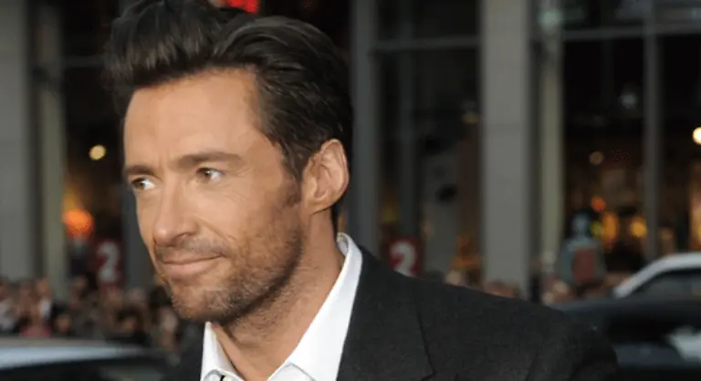 Ach-nein-er-hat-sich-nur-zu-ihr-heruebergebeugt-denn-er-ist-besorgt-Sie-sind-ploetzlich-so-blass-geworden