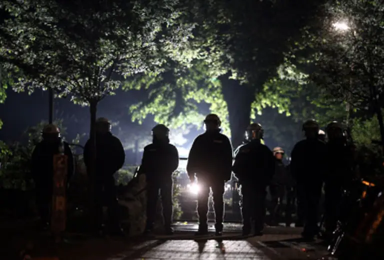 Vier-Beamte-werden-leicht-verletzt-ein-Zivilbeamter-hat-eine-Platzwunde-am-Kopf-Drei-Verdaechtige-werden-festgenommen-800-Polizisten-sind-im-Einsatz