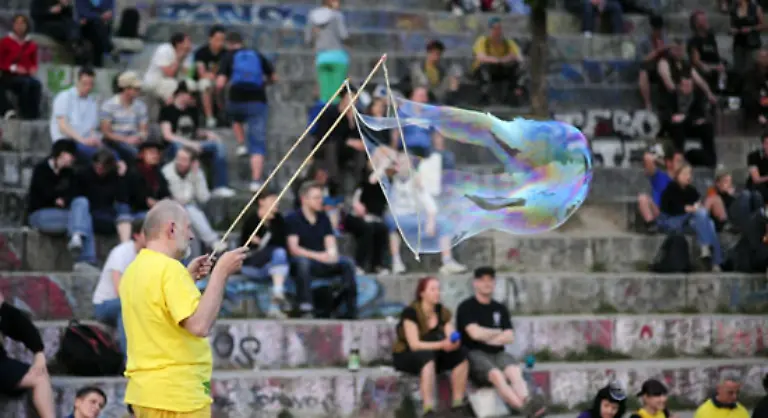 Im-Mauerpark-im-Berliner-Stadtteil-Prenzlauer-Berg-dagegen-endet-die-Party-so-friedlich-wie-sie-begonnen-hat