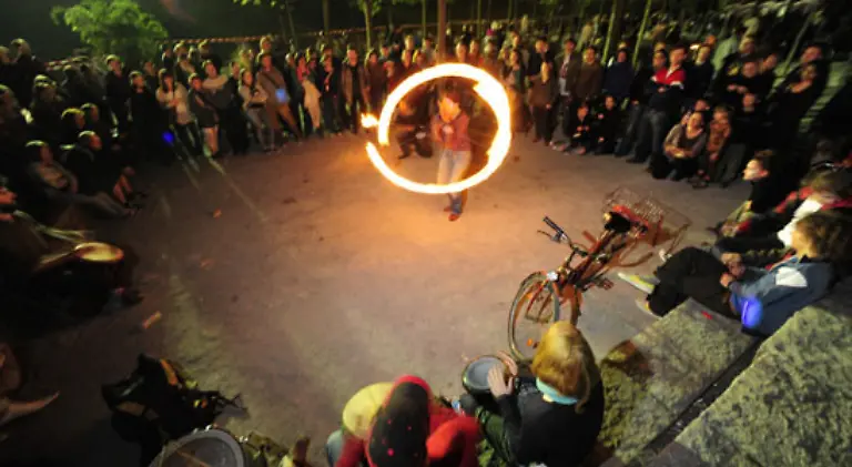 2000-Menschen-geniessen-ohne-Stoerungen-die-Walpurgisnacht