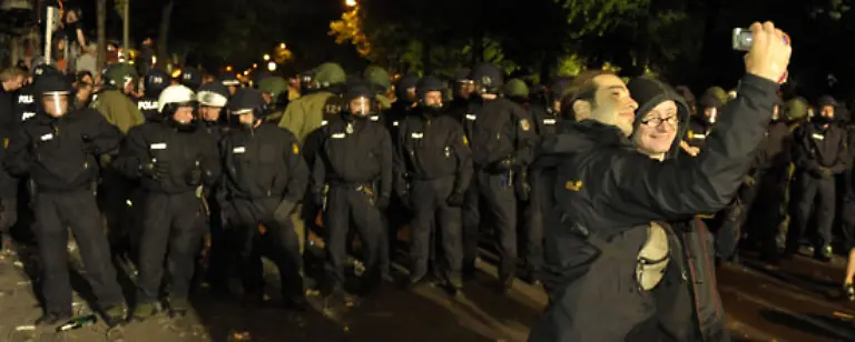 Zur-Erinnerung-noch-ein-Schnappschuss-vor-Polizeikette-Tschuess-bis-2010-Alle-Fotos-dpa
