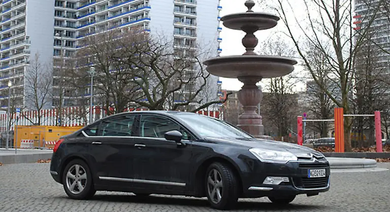 Das-Fahrwerk-bietet-eine-Hydraktiv-Federung-Diese-ist-sehr-gut-fuer-hoehere-Geschwindigkeiten-auf-Autobahn-oder-Landstrasse-abgestimmt