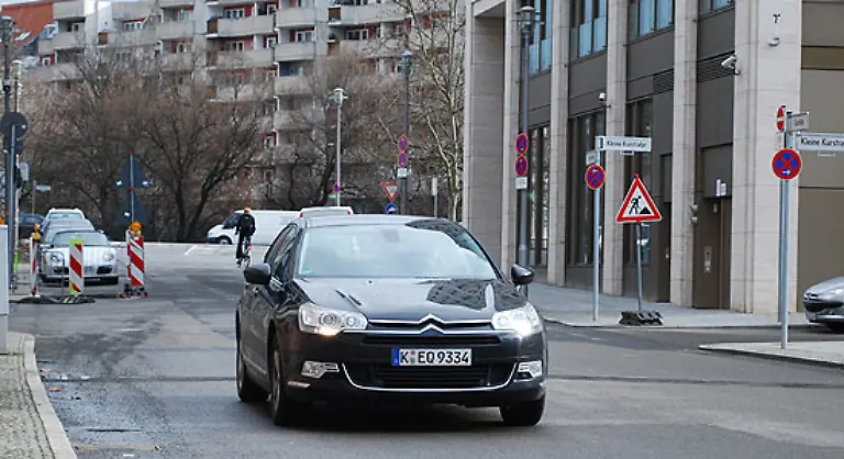 Aber-auch-kurze-Bodenwellen-steckt-die-Aufhaengung-gut-weg-Mit-den-Schaukeleien-frueherer-franzoesischer-Autos-hat-der-C5-nichts-mehr-zu-tun-Die-Hydropneumatik-passt-die-Daempfer-an-die-aktuellen-Fahrbahngegebenheiten-an