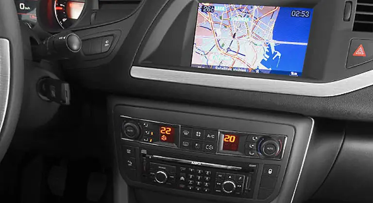 Das-Display-des-Navigationssystems-bietet-eine-einfache-aber-gut-ablesbare-Grafik