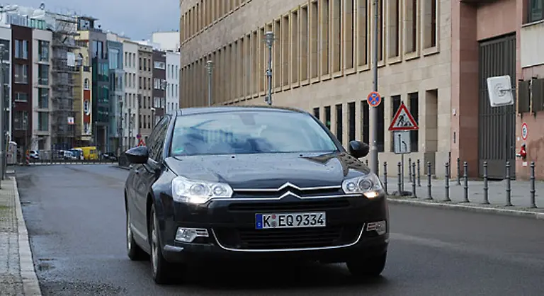 Der-HDi-135-FAP-zeigte-sich-in-der-Praxis-ueberraschend-agil-Seine-140-PS-ziehen-das-1733-Kilogramm-schwere-Auto-zuegig-nach-vorne