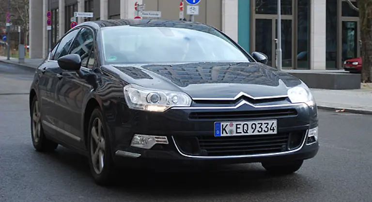 Insgesamt-hat-uns-der-Citron-C5-positiv-ueberrascht-Er-bietet-viel-Fahrspass-auch-mit-dem-kleineren-Diesel-Der-V6-Biturbo-duerfte-da-sogar-nochmal-eine-Schippe-drauf-legen