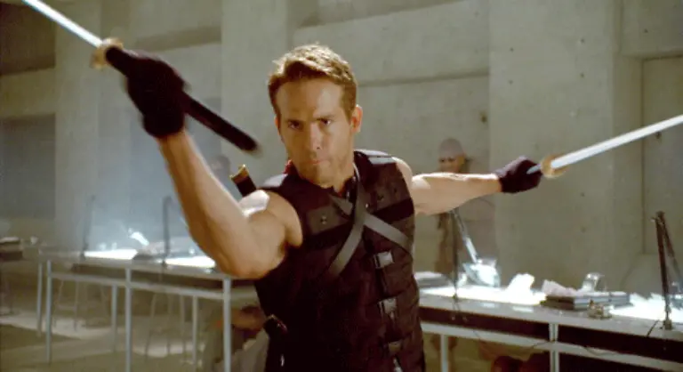 Wade-Wilson-ja-das-ist-Scarlett-Johanssons-Gatte-Ryan-Reynolds-der-als-Soeldner-Deadpool-bestens-mit-dem-Schwert-umzugehen-versteht-Agent-Zero-ein-ausgezeichneter-Spurenleser-und-Scharfschuetze