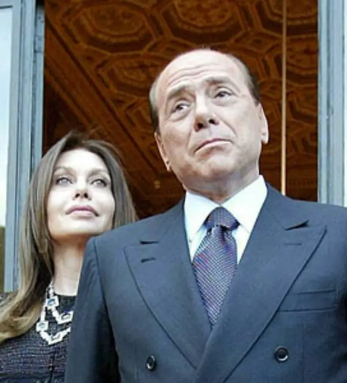 133-jetzt-hat-die-Ehefrau-des-italienischen-Ministerpraesidenten-Silvio-Berlusconi-ihrem-Mann-oeffentlich-den-Laufpass-gegeben
