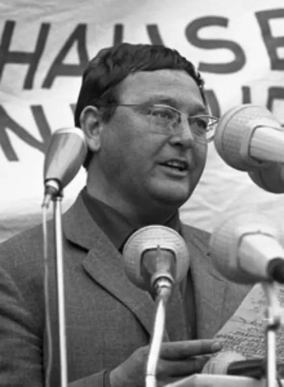 Den-Zorn-der-Nation-zog-sich-der-Kabarettist-1962-mit-einer-Zeitungsannonce-zu-mit-der-er-30-Stunden-vor-Schluss-der-populaeren-Fernsehkrimi-Serie-Das-Halstuch-von-Francis-Durbridge-den-Moerder-verriet