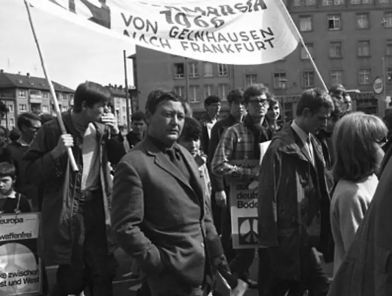Auch-politisch-trommelt-Neuss-mit-unter-anderem-im-Wahlkampf-fuer-die-SPD-die-ihn-wegen-seiner-Teilnahme-an-Demonstrationen-gegen-den-Vietnamkrieg-rauswarf