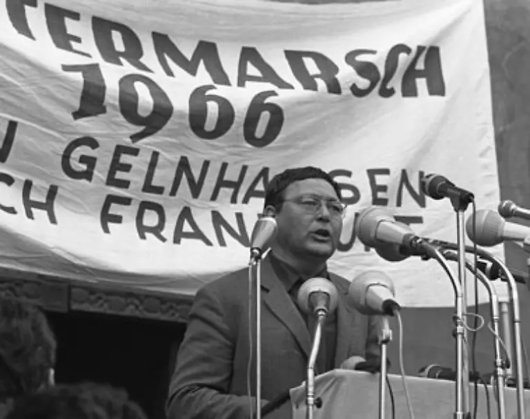 Wer-nicht-haargenau-wie-die-CDU-denkt-fliegt-aus-der-SPD-raus-war-die-Bonmot-Antwort-des-Kabarettisten-dazu