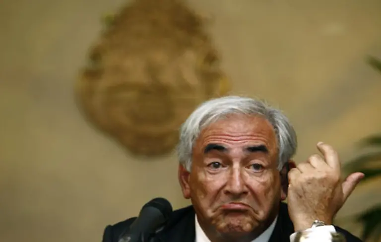 IWF-Direktor-Dominique-Strauss-Kahn-gestikuliert-auf-einer-Pressekonferenz-in-Costa-Rica