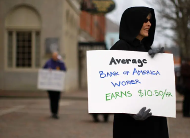 Ein-Angestellter-der-Bank-of-America-verdient-im-Schnitt-10-50-Dollar-die-Stunde-steht-auf-dem-Plakat