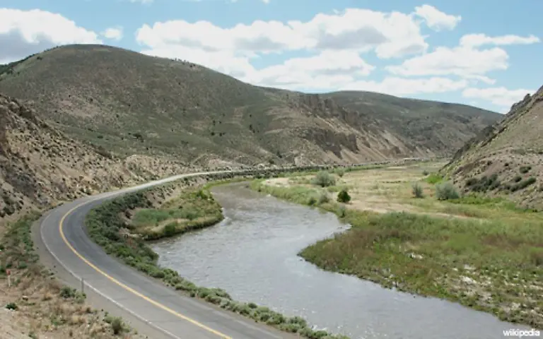 sondern-auch-ein-Fluss-Humboldt-Fluss-im-Carlin-Canyon-Nevada-USA