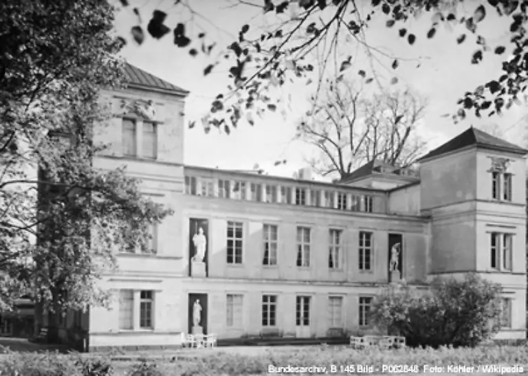 obwohl-seine-schulischen-Leistungen-als-Kind-eher-durchschnittlich-waren-Ein-Grund-dafuer-koennte-gewesen-sein-dass-auf-Schloss-Langweil-Schloss-Tegel-in-Berlin-ein-staendiger-Lernzwang-herrschte