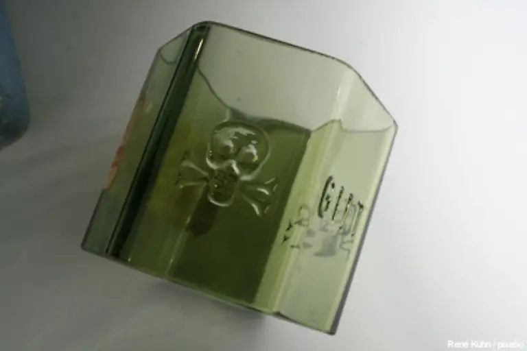 und-dem-Gift-mit-dem-Namen-Curare-Er-trank-das-Pfeilgift-und-wollte-so-beweisen-dass-es-nur-im-direkten-Kontakt-mit-Blut-wirkt-Er-ueberlebte