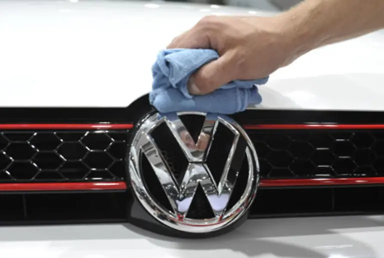 Hinzu-kommen-grosse-finanzielle-Risiken-aus-Optionsgeschaeften-mit-Aktien-von-Volkswagen-Die-Wolfsburger-hingegen-sitzen-auf-gut-gefuellten-Kassen-Der-Autokonzern-verfuegt-ueber-liquide-Mittel-von-10-7-Milliarden-Euro
