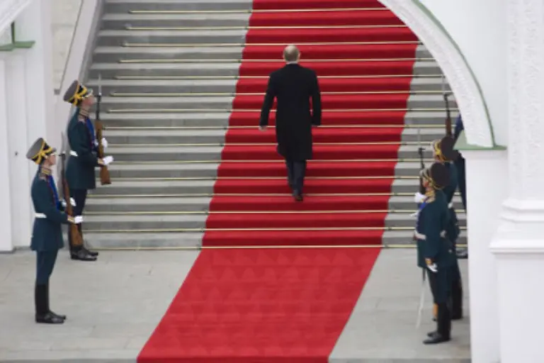 Aber-es-gab-auch-hoffnungsvolle-Stimmen-Der-Westen-wuenschte-sich-nach-den-acht-Jahren-mit-Wladimir-Putin-von-dem-ehemaligen-Gazprom-Chef-liberale-Reformen-vor-allem-eine-teilweise-Oeffnung-der-russischen-Wirtschaft