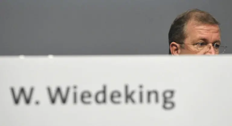 Das-Alternativkonzept-von-Porsche-Chef-Wendelin-Wiedeking-heisst-Fusion-mit-VW-und-gemeinsame-Kapitalerhoehung-und-die-schmeckt-ueblicherweise-keinem-Aktionaer-Entweder-schiesst-man-frisches-Geld-nach-oder-der-eigene-Gewinnanteil-sinkt-so-oder-so-kostet-es