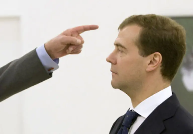 Doch-selbst-ein-Jahr-danach-haelt-sich-Skepsis-ob-der-Ziehsohn-Putins-wirklich-willens-und-in-der-Lage-ist-das-groesste-Land-der-Erde-die-neben-den-USA-wichtigste-Atommacht-eigenstaendig-zu-fuehren