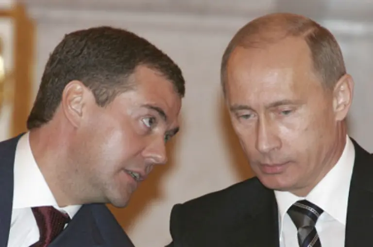 Russlands-Kommentatoren-sehen-zur-ersten-grossen-Zwischenbilanz-nach-Medwedews-erstem-Amtsjahr-kaum-Aenderungen-im-politischen-System-des-Riesenreichs