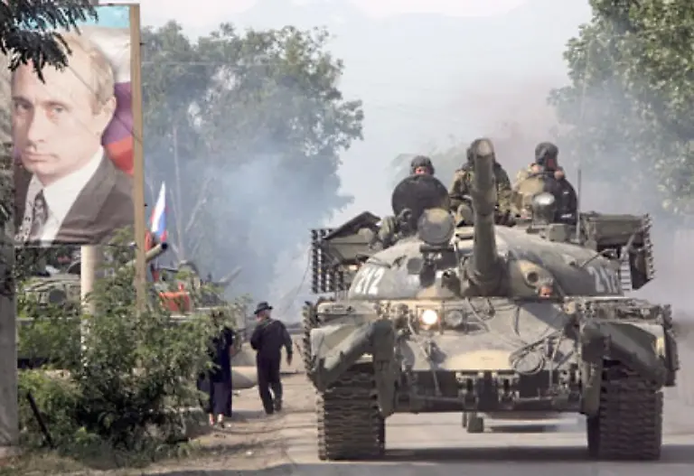 Aus-den-ersten-Tagen-des-Kaukasuskonflikts-bleibt-in-Erinnerung-wie-Putin-in-den-Nordkaukasus-flog-um-den-Generaelen-noch-auf-dem-Rollfeld-Befehle-zu-erteilen