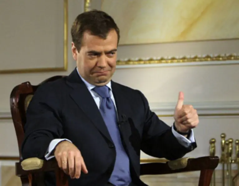 Doch-durch-die-Krise-kann-Putin-nicht-mehr-mit-eiserner-Hand-allein-regieren-Medwedew-will-allen-zeigen-dass-er-demokratischer-als-angenommen-und-faehig-ist-zu-grosszuegigen-Gesten-meint-das-Nachrichtenmagazin-Russki-Newsweek-133