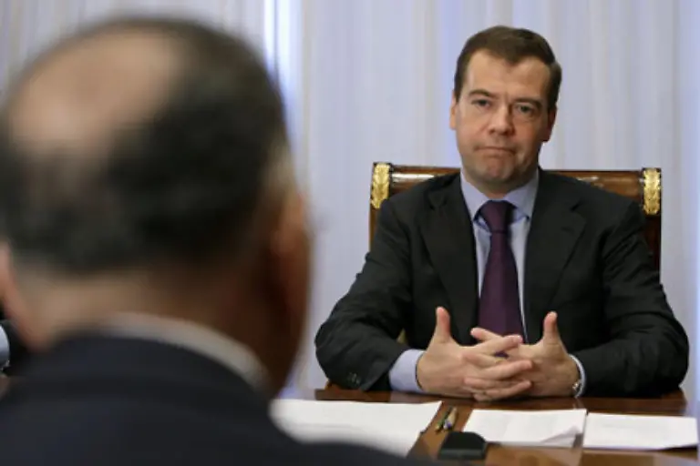 Doch-Medwedew-versucht-ein-eigenes-Profil-zu-zeigen-Immerhin-rang-er-Menschenrechtlern-das-vorsichtige-Lob-ab-er-hoere-sich-Probleme-an-und-aendere-allein-damit-das-politische-Klima