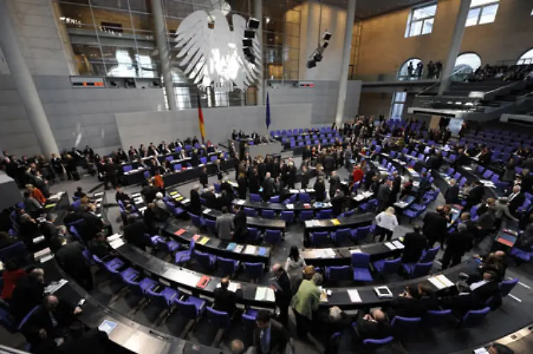 13-November-Der-Bundestag-verabschiedet-die-umstrittene-Neufassung-des-VW-Gesetzes-mit-grosser-Mehrheit