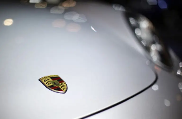 Anfang-Mai-Porsche-Chef-Wiedeking-schlaegt-eine-Fusion-von-Porsche-und-VW-vor-VW-Chefaufseher-Piech-favorisiert-die-Uebernahme-von-Porsche-durch-VW