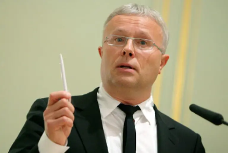 Nach-Einschaetzung-des-regierungskritischen-Oligarchen-Alexander-Lebedew-hat-Medwedew-erste-liberale-Zeichen-gesetzt-Putin-kontrolliere-aber-weiterhin-95-Prozent-des-Landes