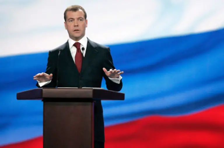 Medwedew-verstehe-die-Bedeutung-von-Demokratie-und-freien-Medien-er-wolle-einen-Vorrang-der-Justiz-Er-ist-kein-alter-Sowjetmensch-in-seinem-Denken-sagte-Lebedew