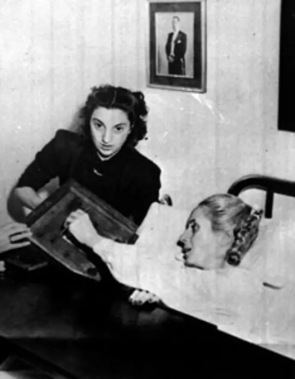 Der-fruehe-Tod-Evitas-am-26-Juli-1952-infolge-eines-Krebsleidens-hat-sie-jedoch-in-den-Herzen-der-meisten-Argentinier-unsterblich-werden-lassen