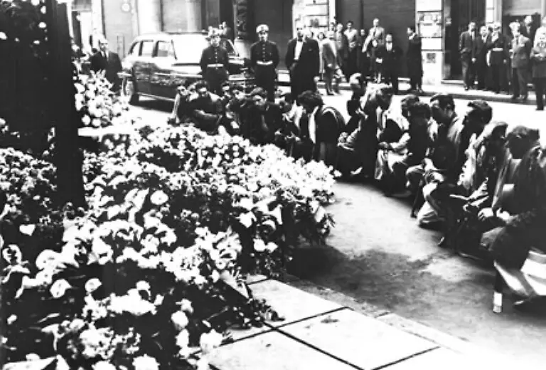 und-mit-tiefer-und-zum-Teil-bis-heute-andauernder-Trauer-auf-die-Hiobsbotschaft-vom-Tod-der-heiligen-Evita
