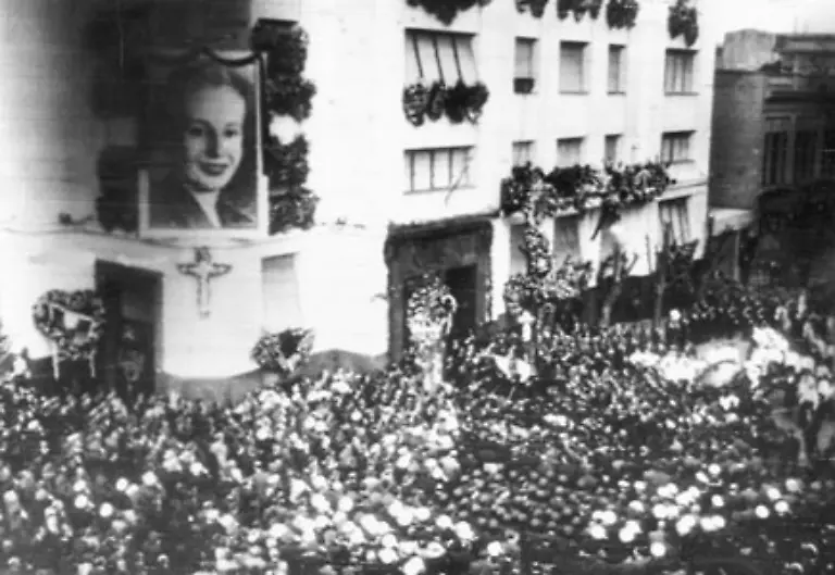 Nachdem-putschende-Militaers-den-Leichnam-1955-gestohlen-und-heimlich-nach-Europa-verfrachtet-hatten