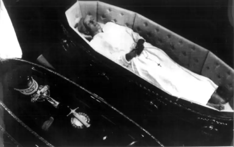 koennen-ihn-die-Argentinier-im-Dezember-1974-erstmals-wieder-sehen-Evitas-offener-Sarg-steht-neben-dem-geschlossenen-Juan-Perns-der-am-1