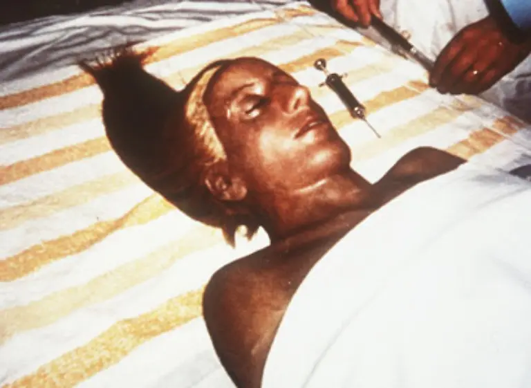 Auf-vielen-Umwegen-kommt-die-einbalsamierte-Leiche-also-erst-1976