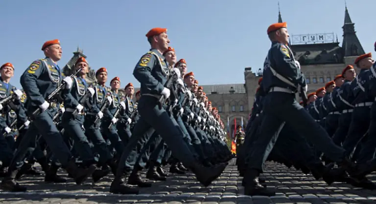 64-Jahre-nach-Ende-des-Zweiten-Weltkrieges-hat-Russland-am-9-Mai-mit-einer-gewaltigen-Militaerparade-auf-dem-Roten-Platz-in-Moskau