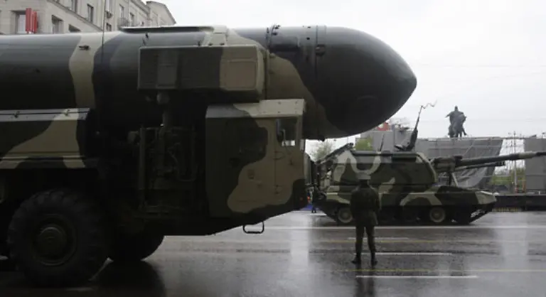 und-schwere-Kriegstechnik-wie-das-moderne-Raketenabwehrsystem-S-400-sowie-Topol-Interkontinentalraketen-zu-sehen