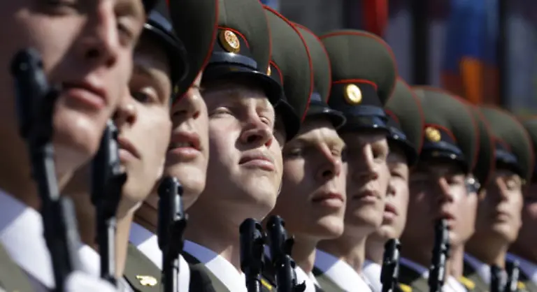 Das-Verteidigungsministerium-will-die-Zahl-der-Offiziere-bis-2012-um-160-000-Mann-senken-Grund-ist-eine-personelle-Neuordnung