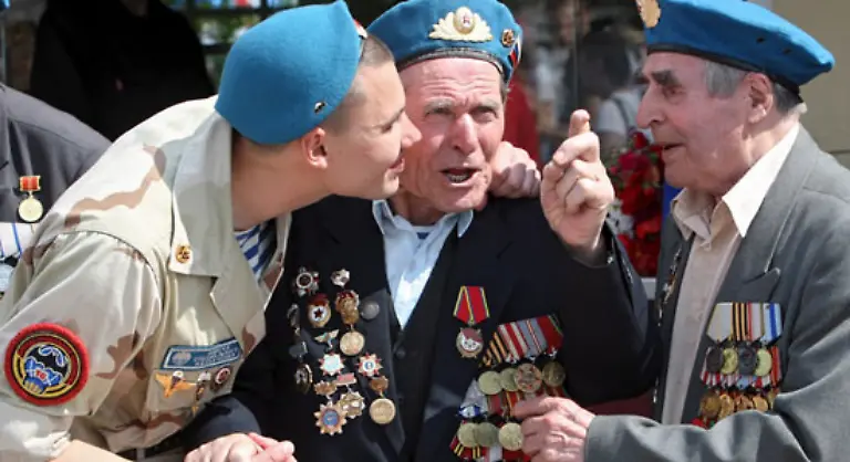 Mehrere-tausend-Menschen-verfolgten-die-Militaerparade-rund-um-den-Roten-Platz-in-der-U-Bahn-liefen-Soldatenlieder-und-Militaergedichte-vom-Band