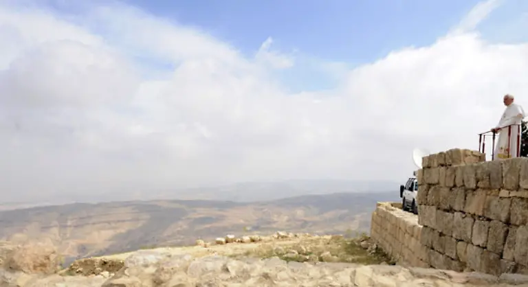 133-und-schon-beschwoert-er-den-Blick-vom-herrlichen-Berg-Nebo-aus-auf-das-Gelobte-Land-des-Moses-gerichtet-133