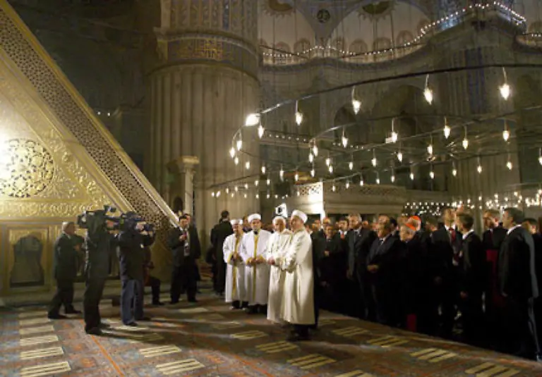 Einige-Monate-danach-folgte-sein-erster-Goodwill-Besuch-in-einer-islamischen-Kultstaette-der-Blauen-Moschee-in-Istanbul